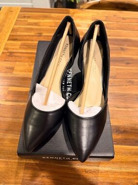 Kenneth Cole Black Pointed-Toe Leather Pumps